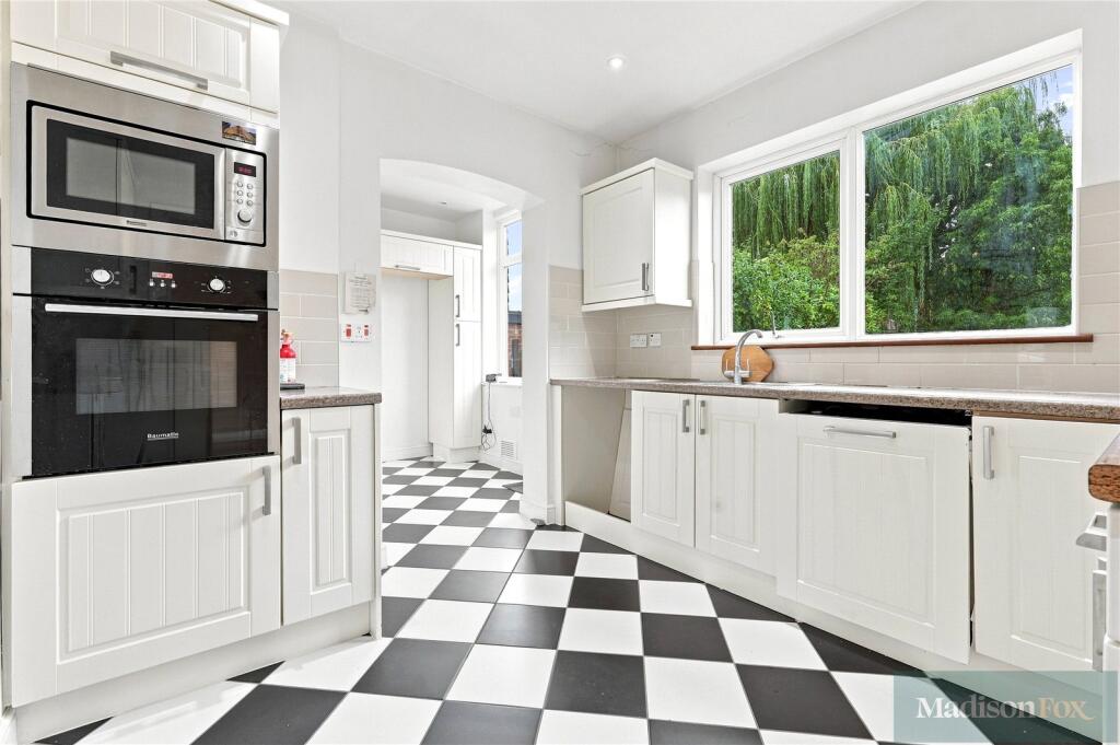 House in Epping Forest, Grange Hill, Chigwell - More
