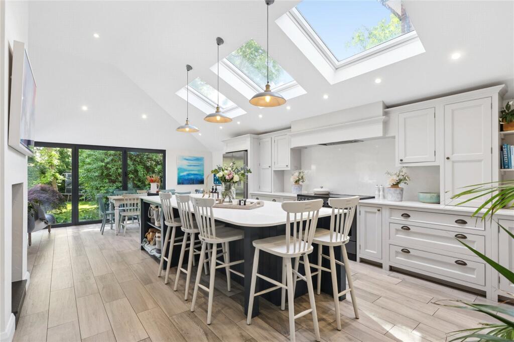 Oatlands Drive, Weybridge, KT13 photo 4