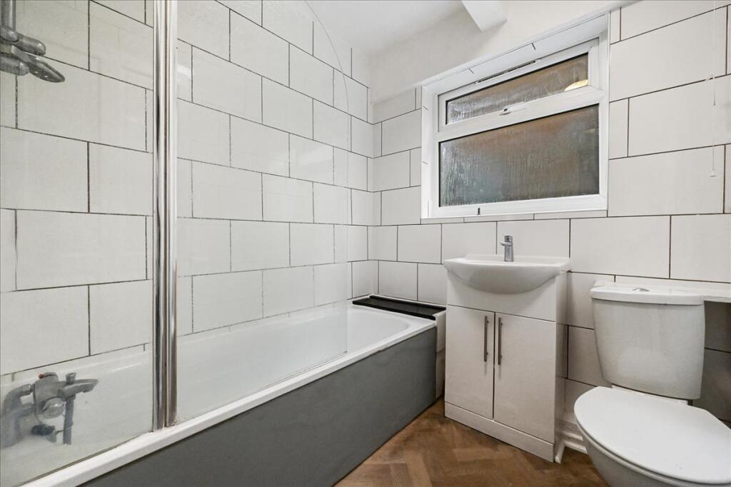 Apartment in Wembley, Twyford - More