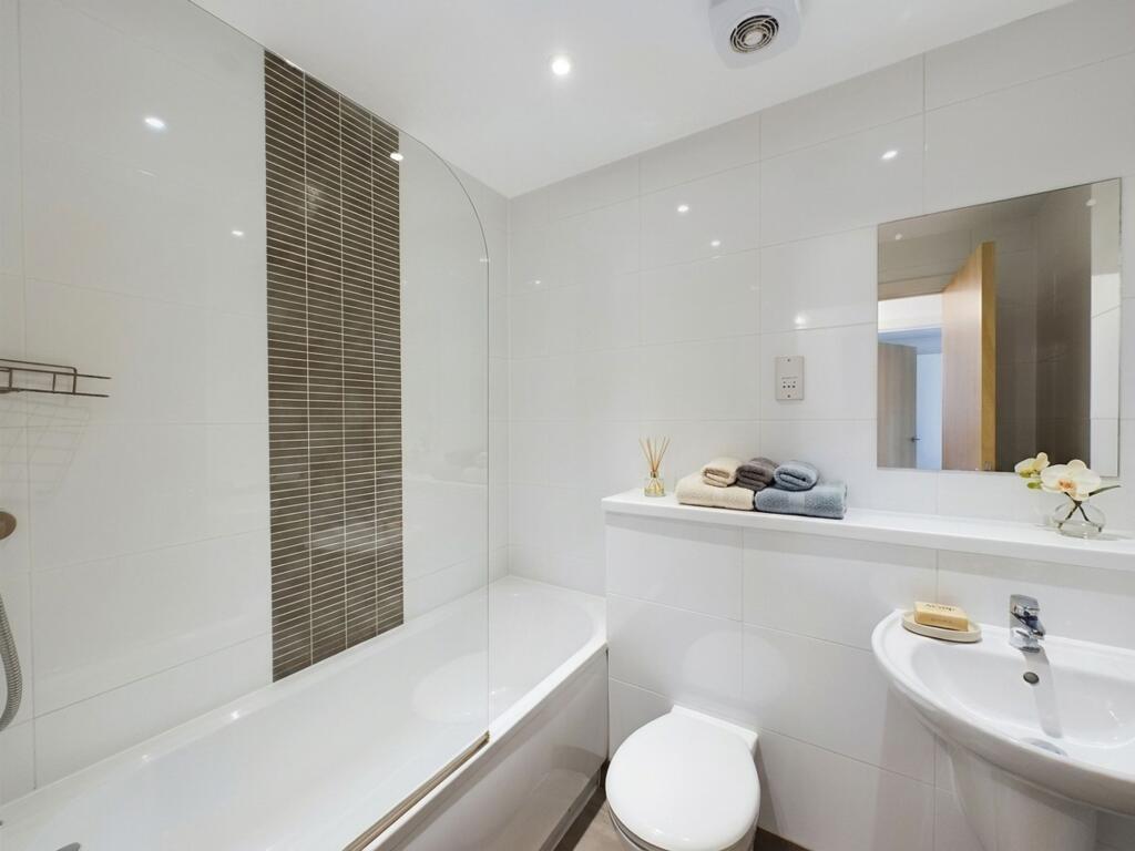 Apartment in Stockport, Heaviley, Shaw Heath - View 3