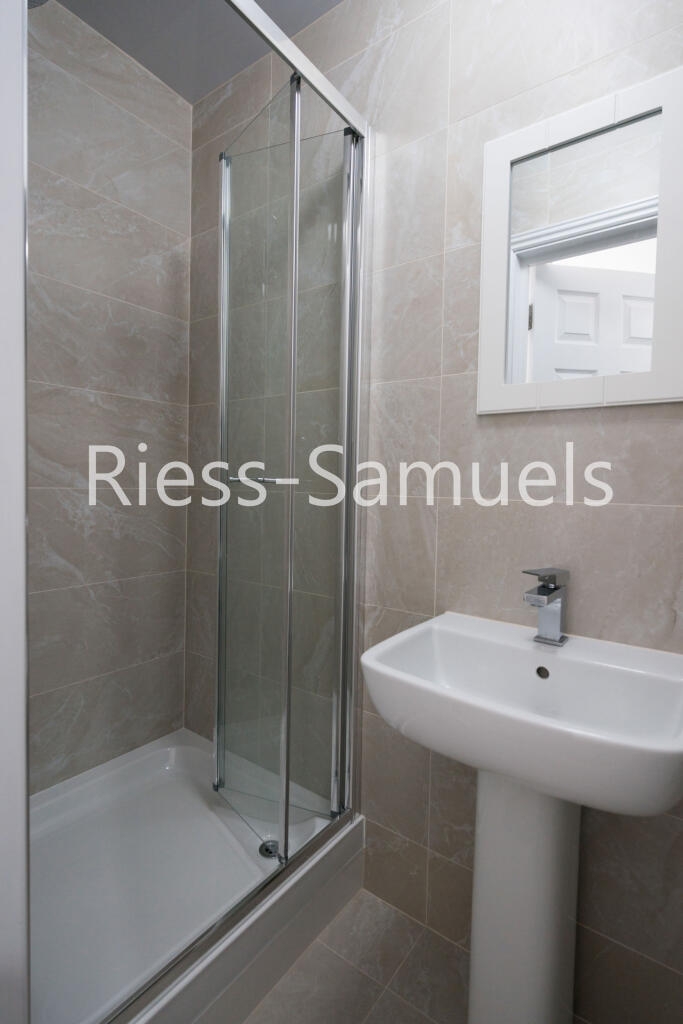6 bedroom semi-detached house for rent