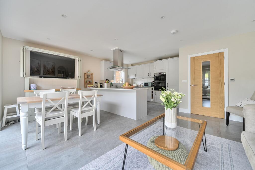 Chavey Down Road, Winkfield Row, RG42 photo 4