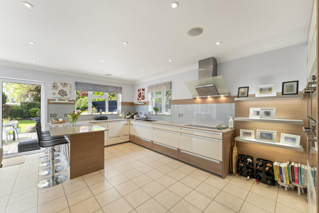House in Elmbridge, Hinchley Wood - View 4