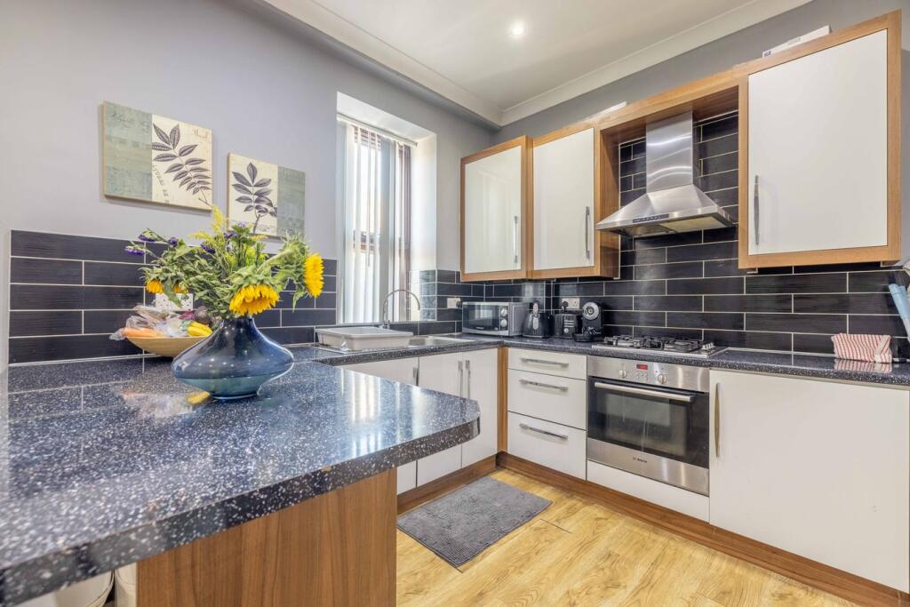 Apartment in Slough - View 5