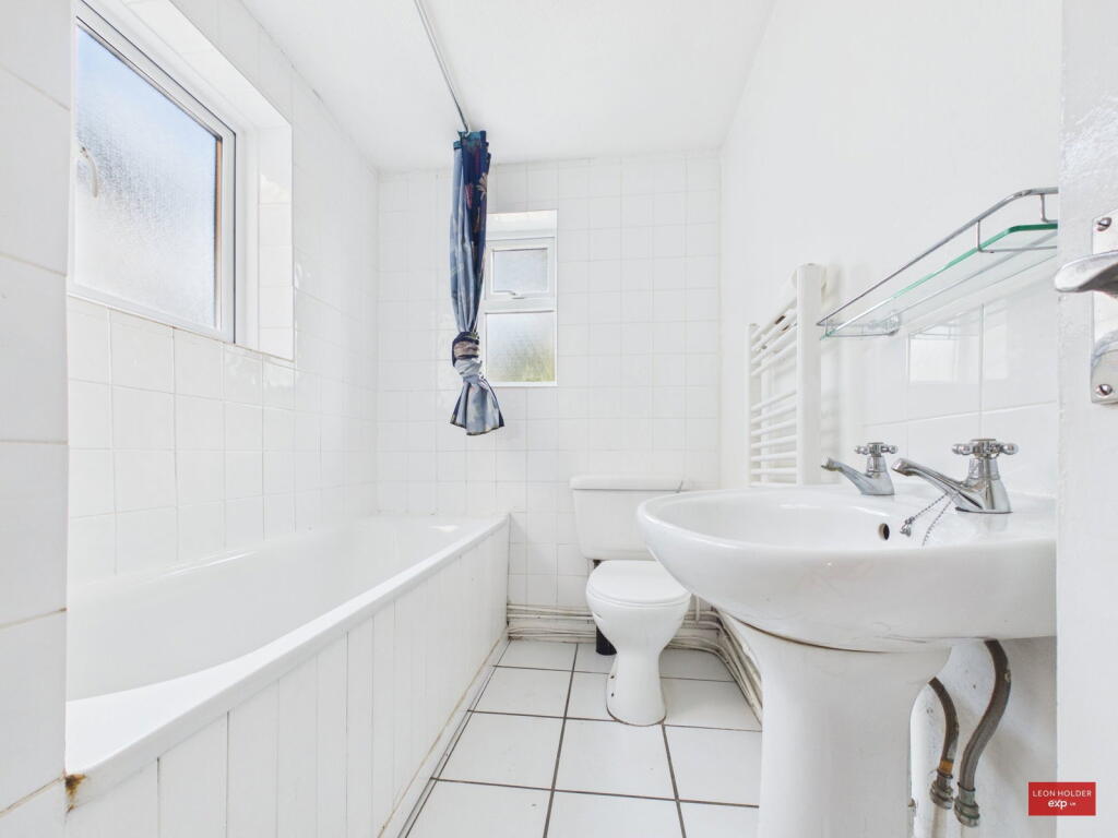 House in Gloucester - View 5
