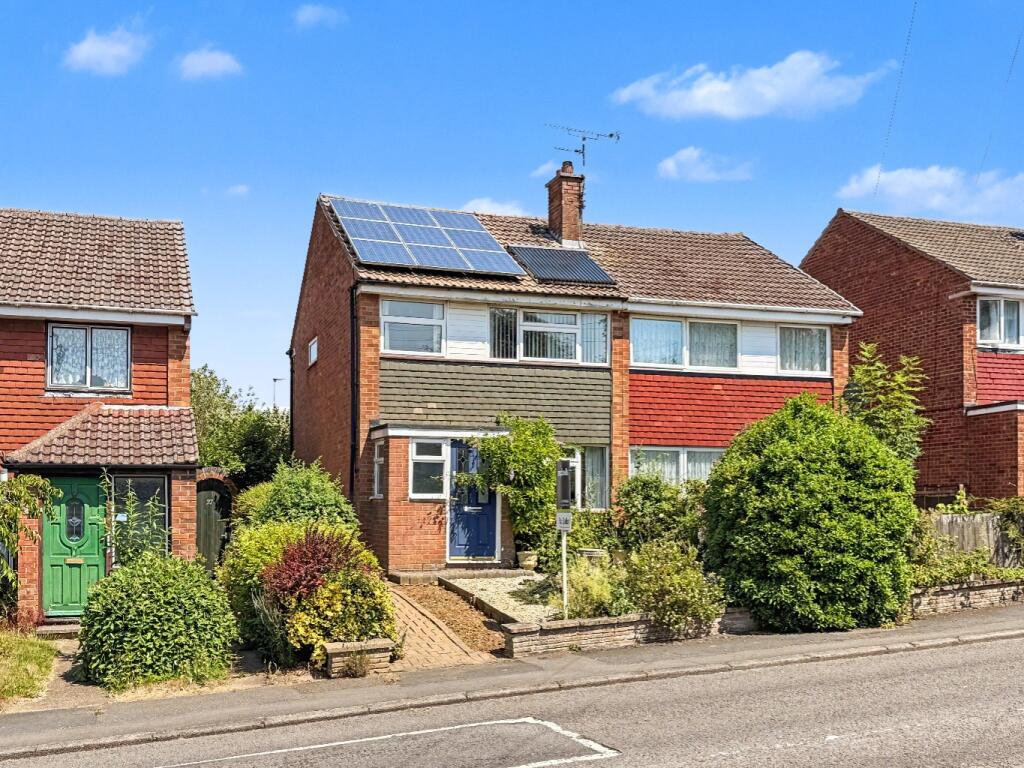 Main image of property: 29 Admirals Way, Daventry, NN11 4NU