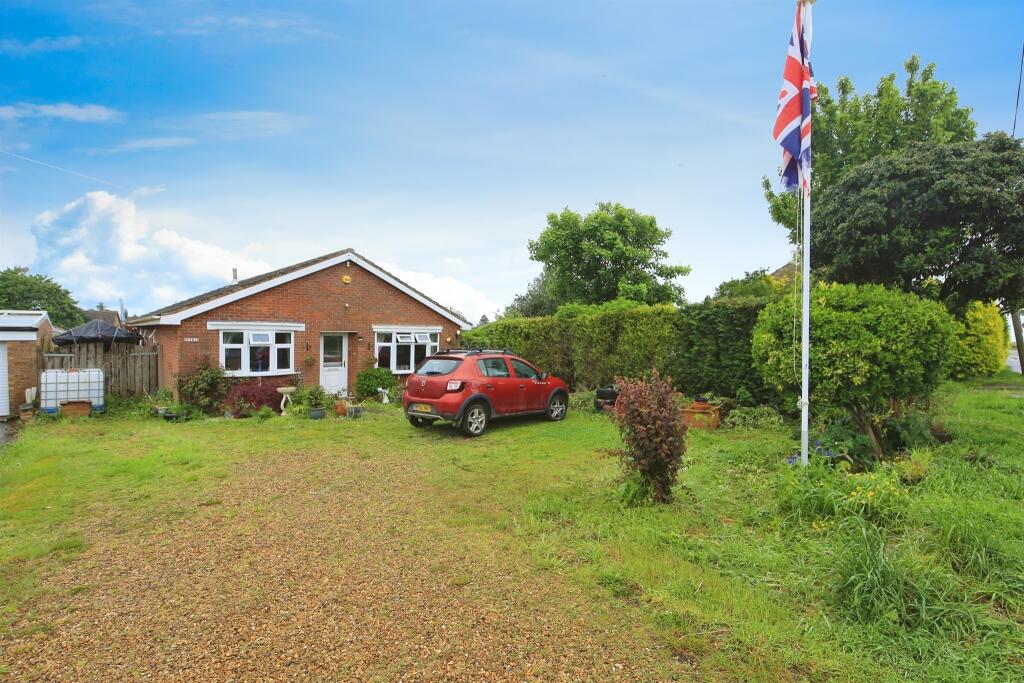 2-bed bungalow on Barrier Bank, Cowbit, Spalding, £290,000