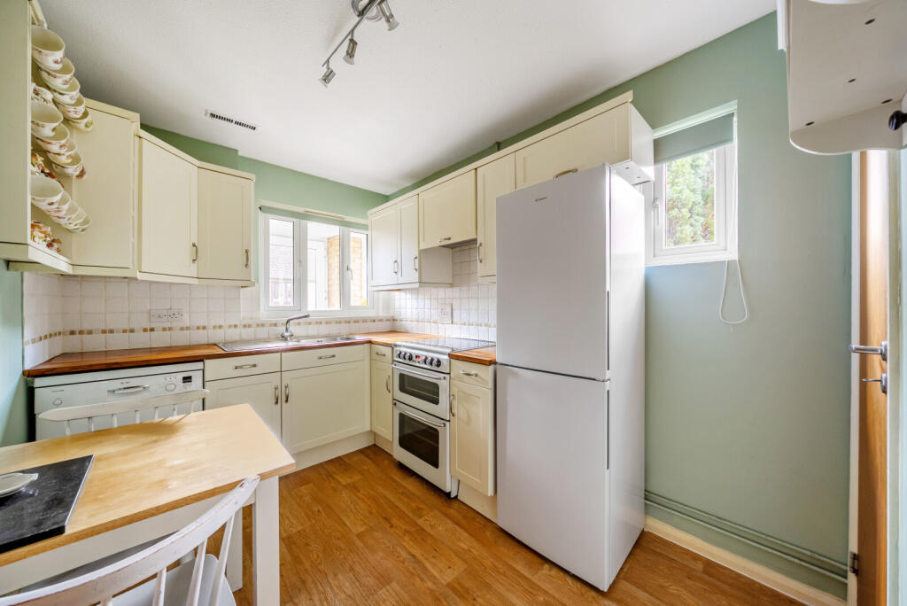 Fairmead, Woking, GU21 photo 2