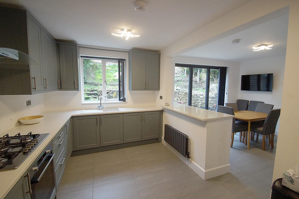 39 Wellmeadow Lane, Uppermill photo 2