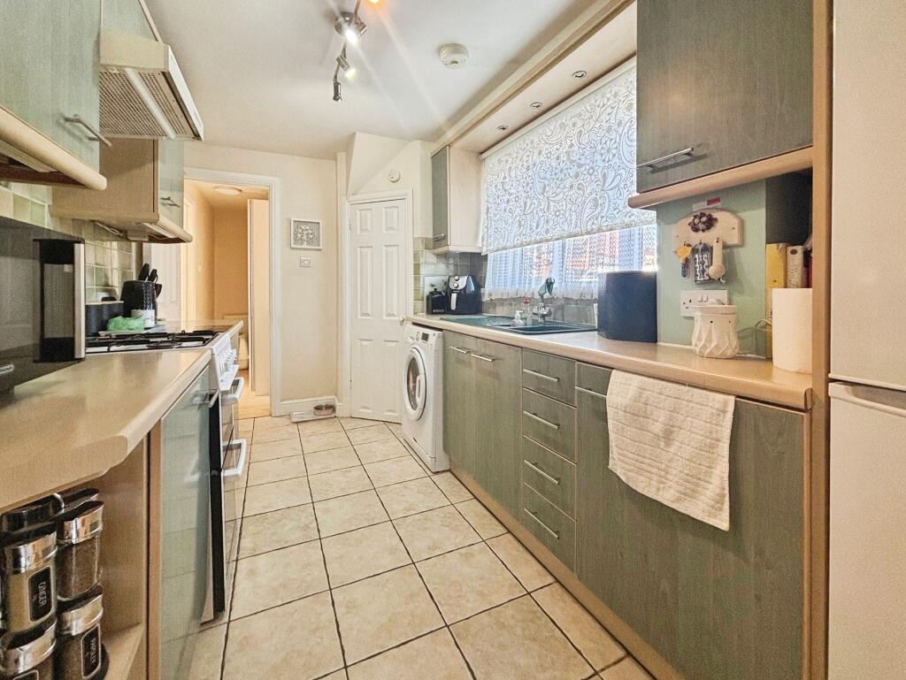 *Investors Only* Hythe, Southampton, SO45 3LN photo 4