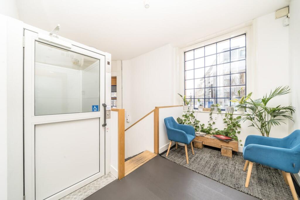 170172 Tower Bridge Road reception.jpg