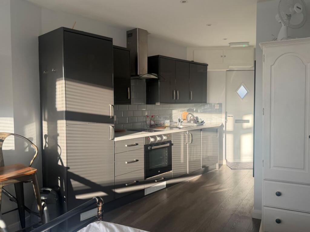Apartment in Swansea - View 4