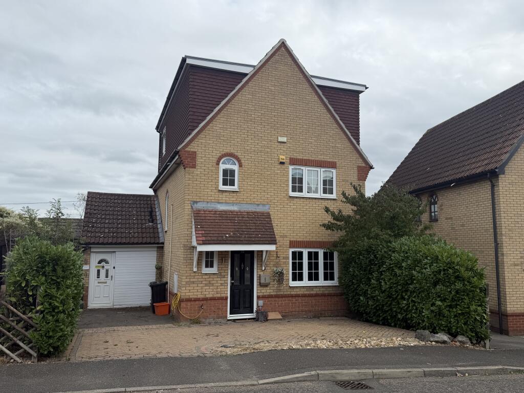 5-bed detached on 32, Redwood Drive, Steeple View, £635,000