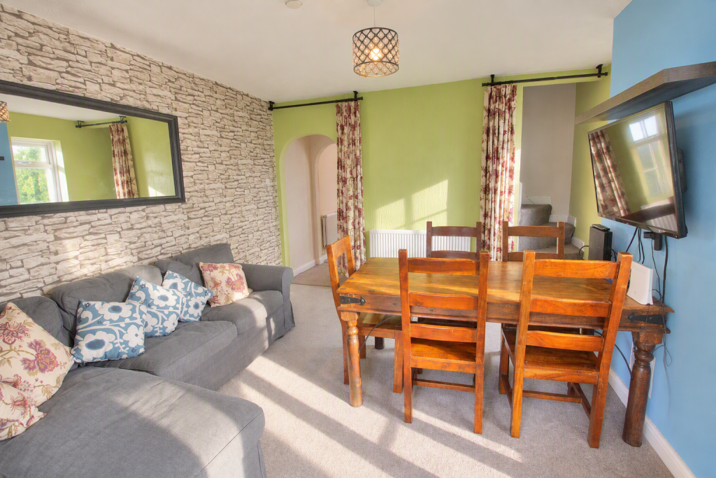 House in Dudley, Dudley Fields, Pensnett - More
