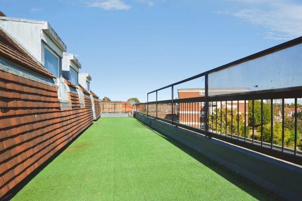 Apartment in Whitton, Whitton High Street - More