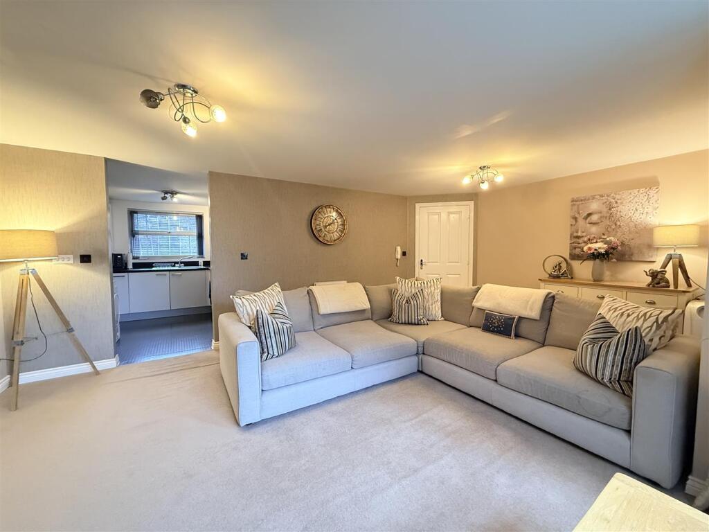 Apartment in Dudley, West Midlands - View 5