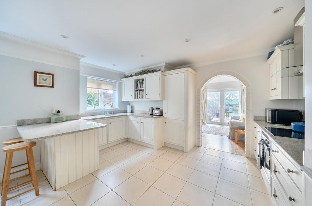 Saunders Lane, Woking, Surrey, GU22 photo 4