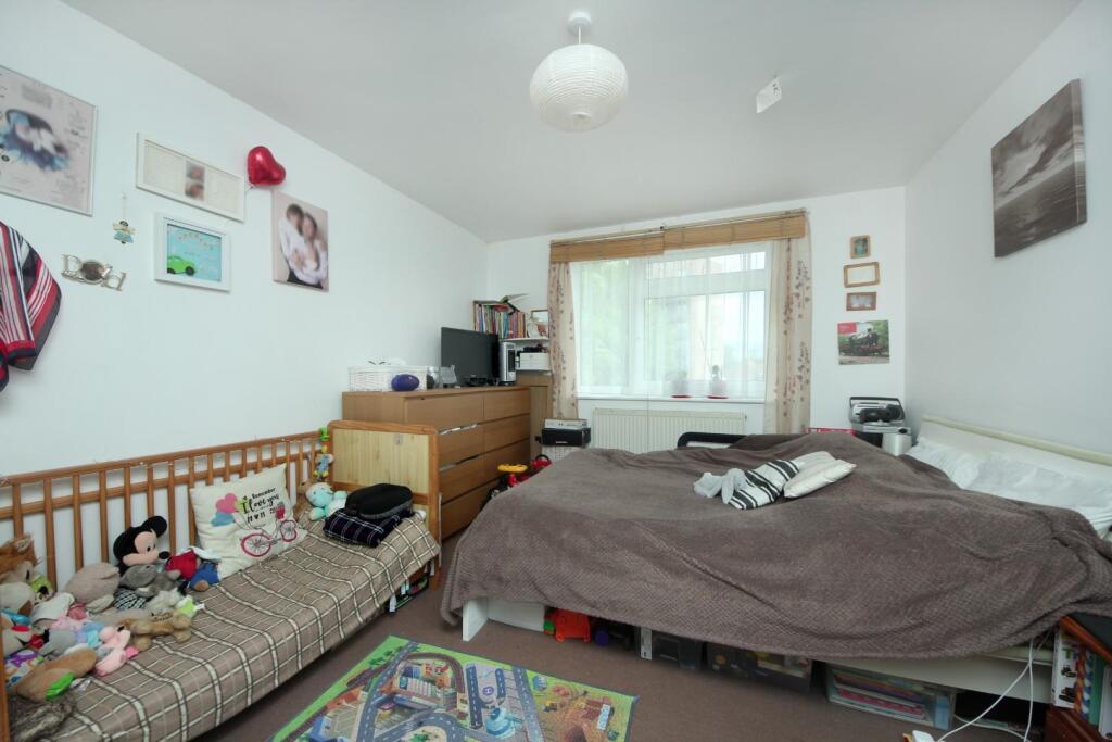 Apartment in Southall - View 4