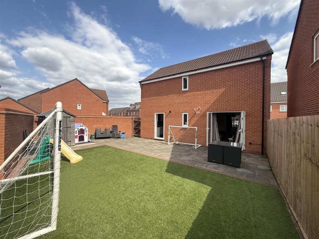 Upton Drive, Burton-On-Trent photo 4