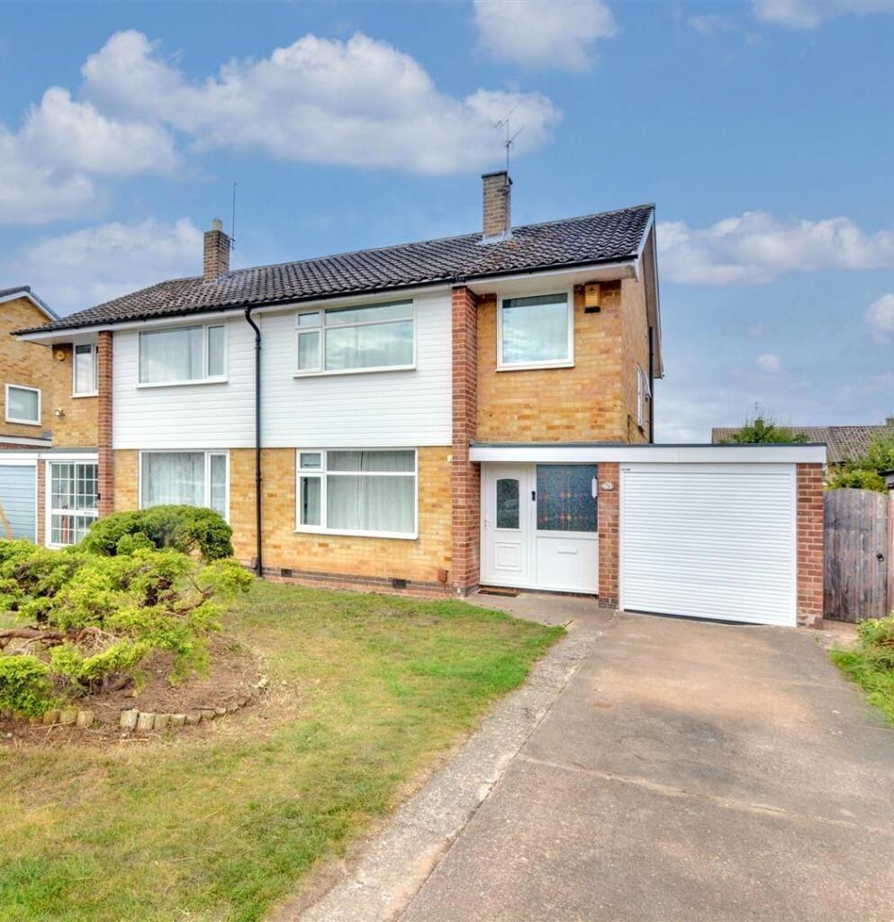 3-bed semi-detached on Woodbank Drive, Nottingham, £375,000