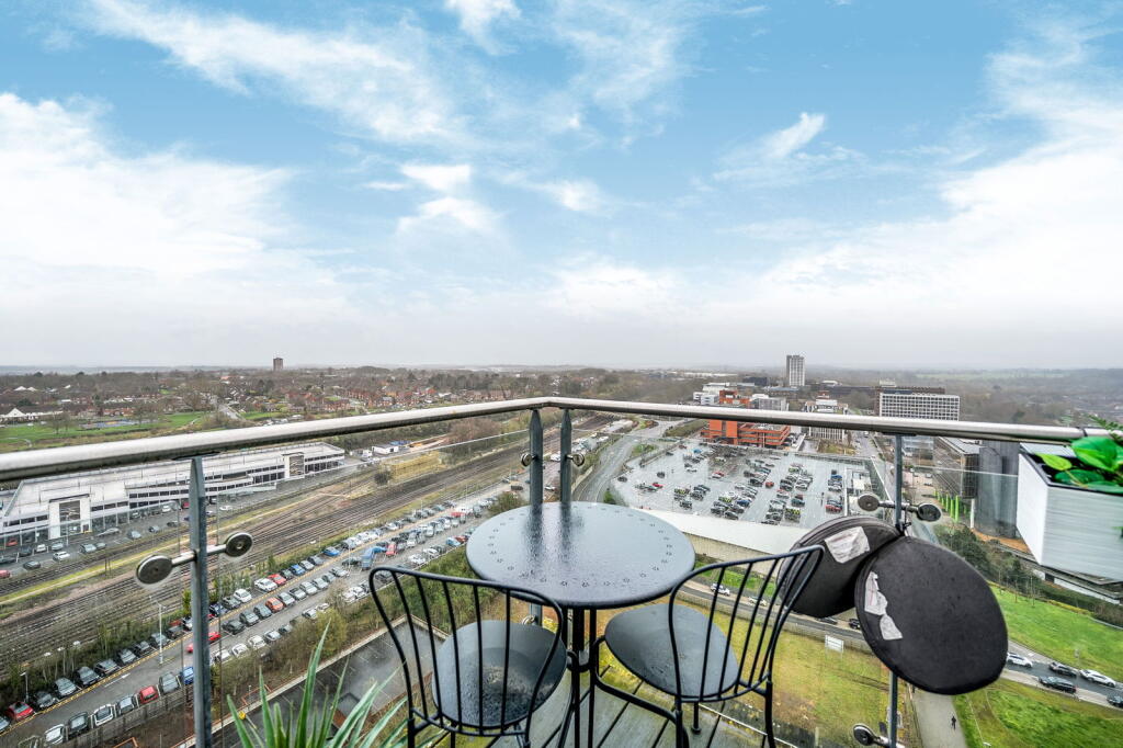 2-bed flat on Skyline Plaza, Basingstoke, £275,000