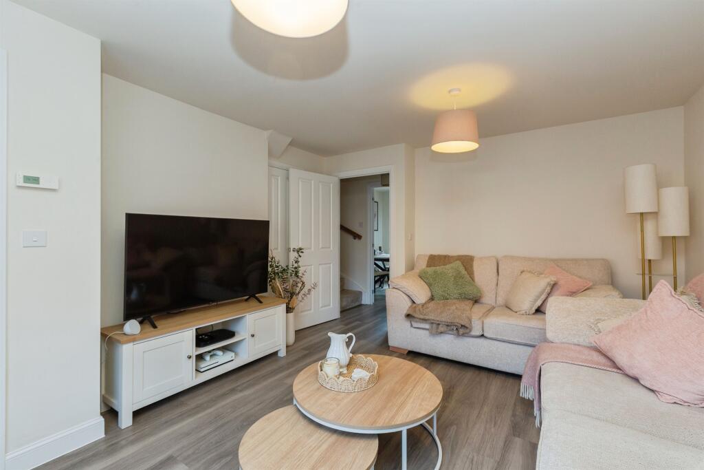 Sutton Grove, Broughton, Aylesbury photo 3