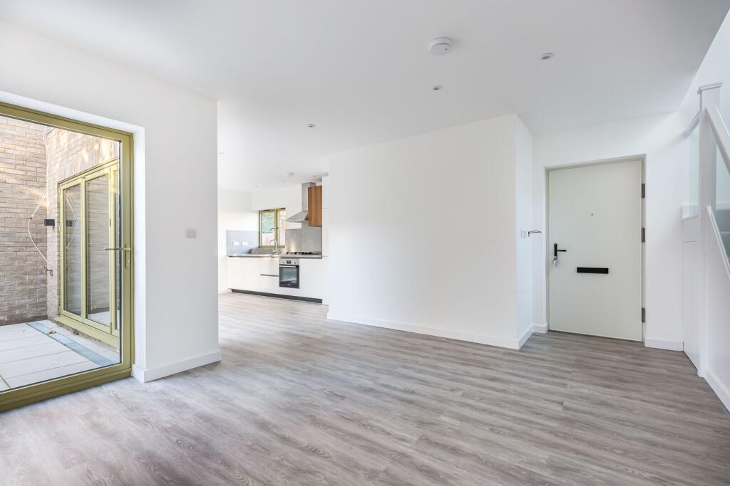 North Circular Road, Palmers Green, N13