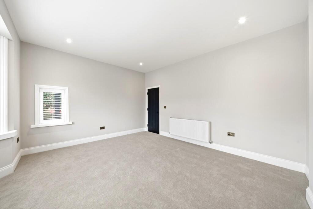 House in Nottingham, Abbey Park - More