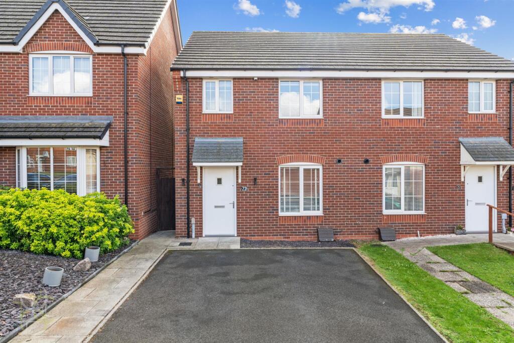 3-bed semi-detached on Crump Way, Evesham, £280,000
