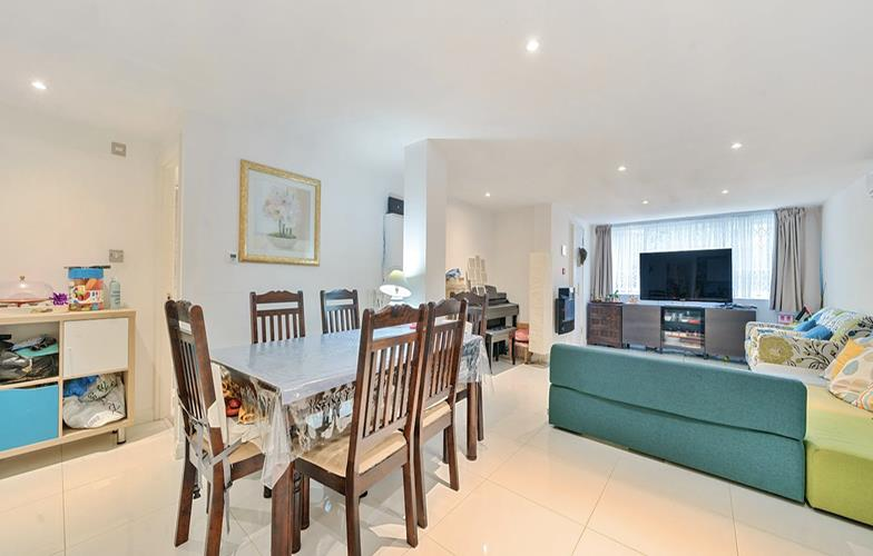 Apartment in London, Green Man Estate, Hanwell - View 5