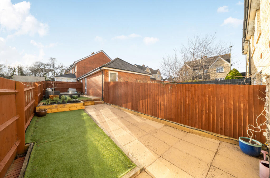 Walnut Close, Witney, Oxfordshire photo 2