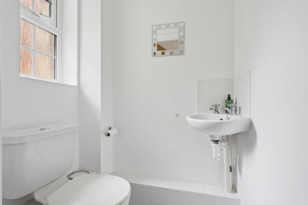 House in Hertsmere, Hertfordshire - More
