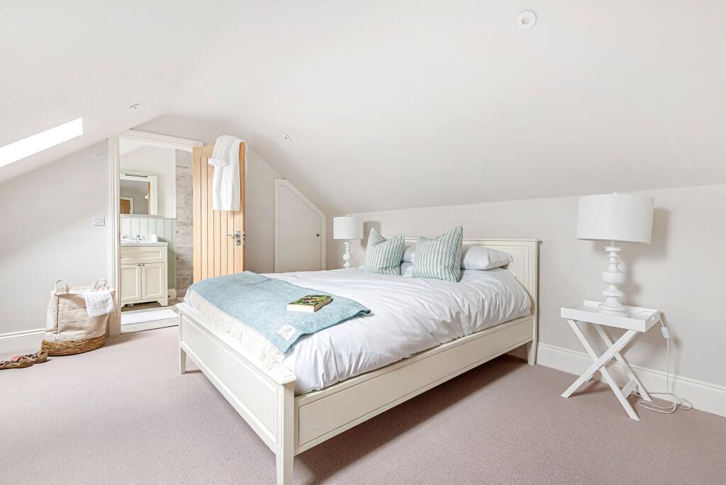 Beautifully Presented Brick and Flint Home in Docking photo 3