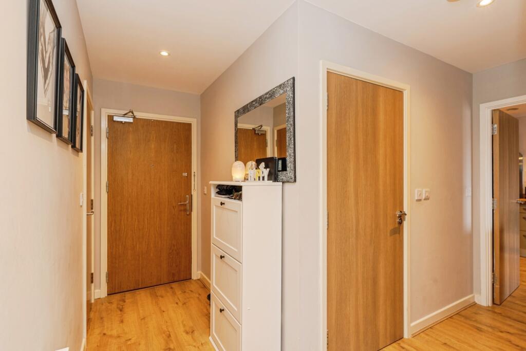 Apartment in Runnymede, Addlestone - View 4