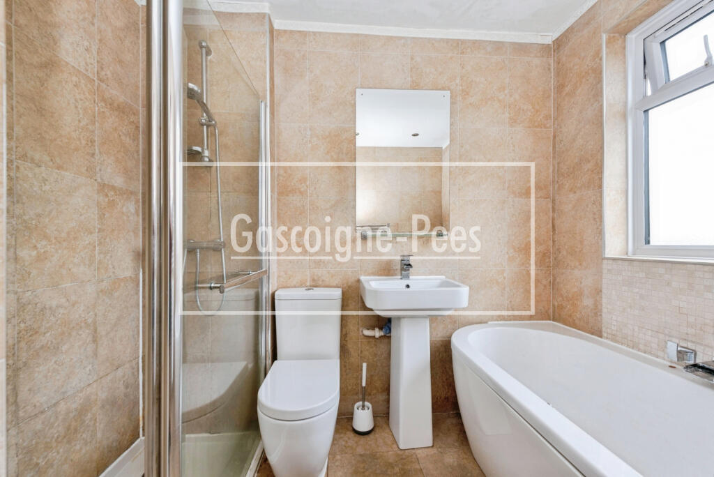 House in Kingston upon Thames - More