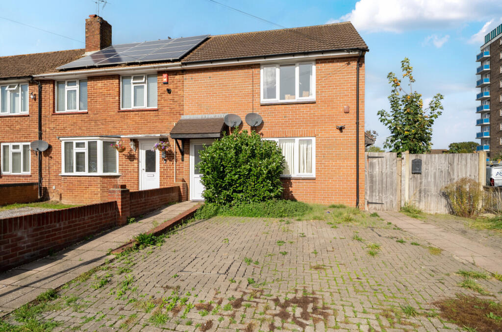 2-bed flat on Lockerley Road, Havant, Hampshire, PO9, £165,000