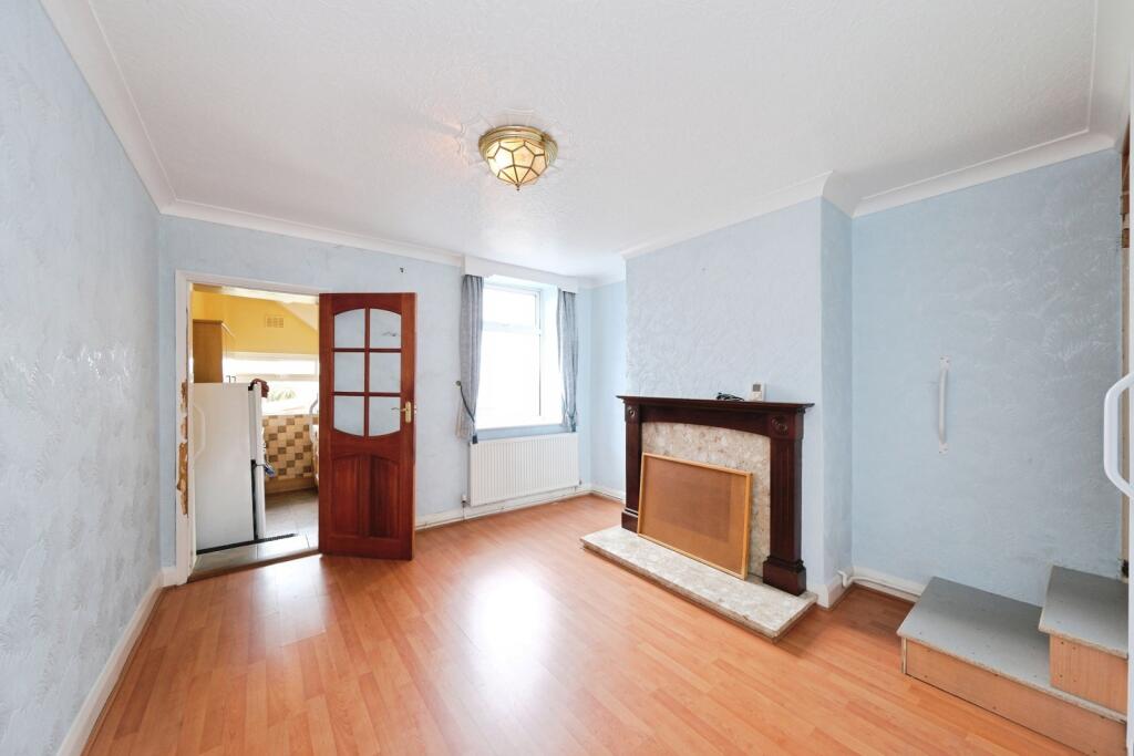 Vale Road, Mansfield Woodhouse, Mansfield, Nottinghamshire, NG19 - View 6
