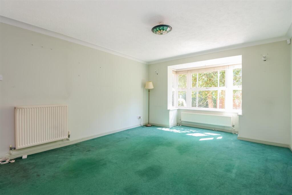 House in Horsham, Roffey, North Horsham - More