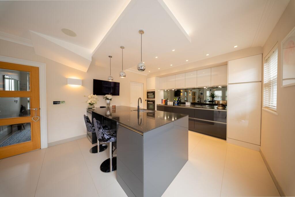 Vicarage Lane, Bowdon, WA14 photo 3