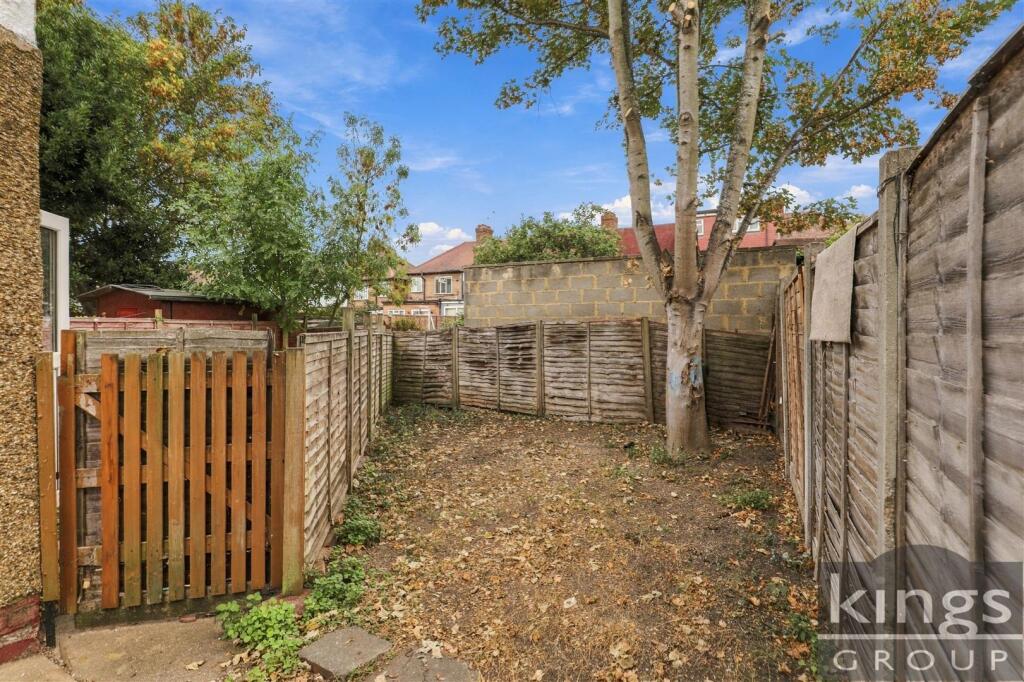 Apartment in London, Enfield Highway, Ponders End - View 5