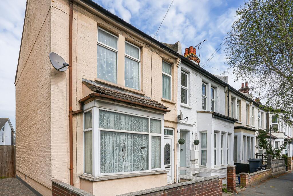 3-bed terraced on North Avenue, Southend-On-Sea, SS2, £270,000