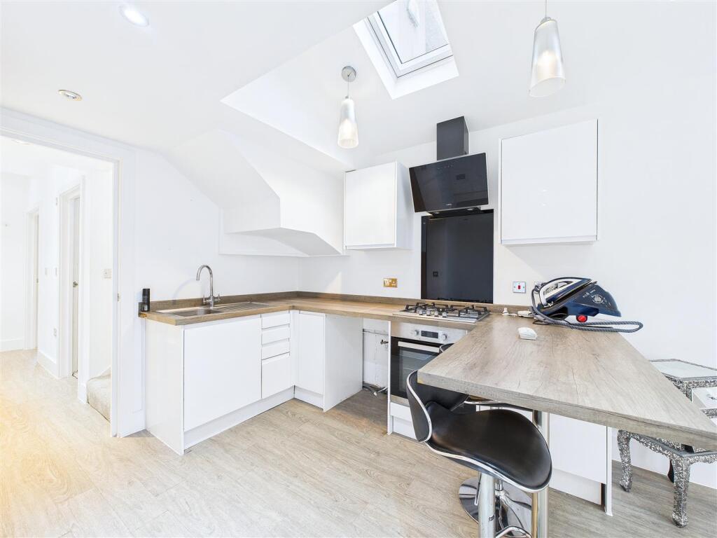 2-bed flat on Crescent Road, Warley, Brentwood, £300,000