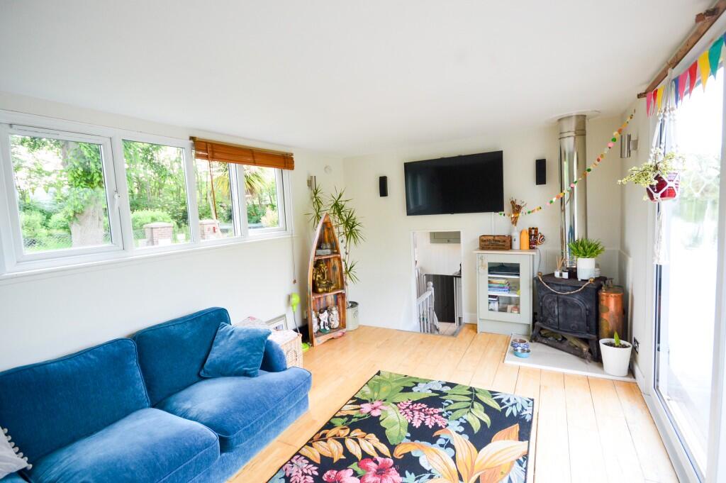 Chertsey Road, Chertsey, Surrey, TW17 photo 2