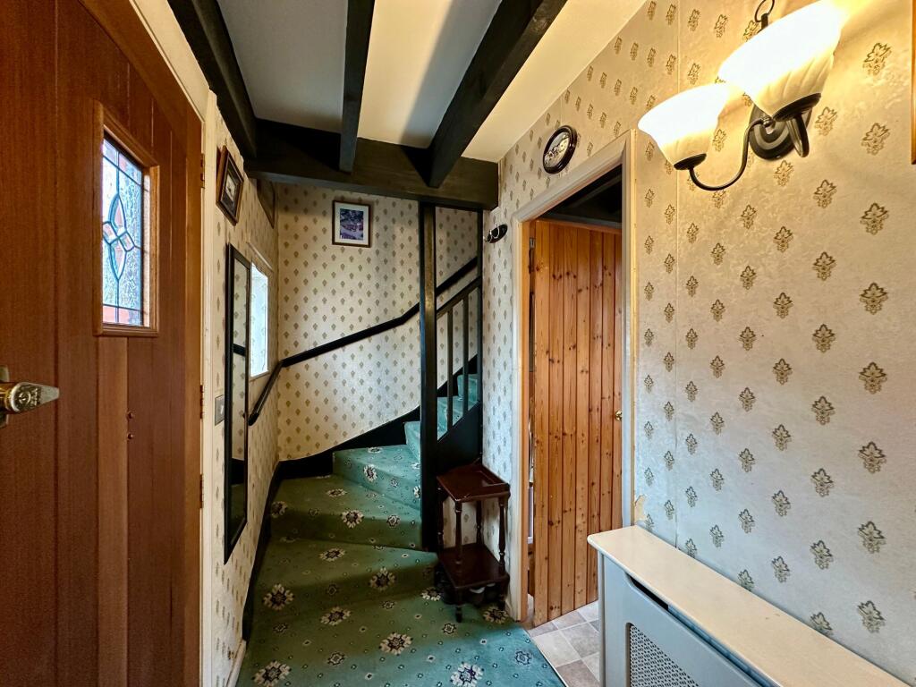 House in Basildon, Noak Bridge - More