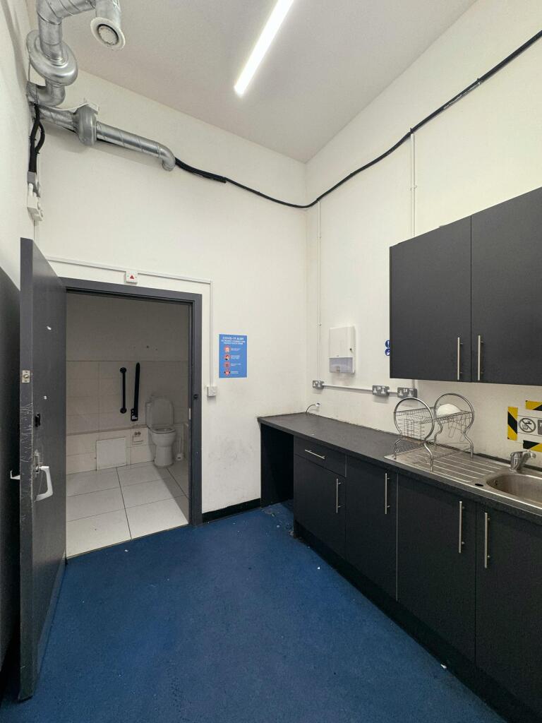140 Finchley(between 2 units).jpg