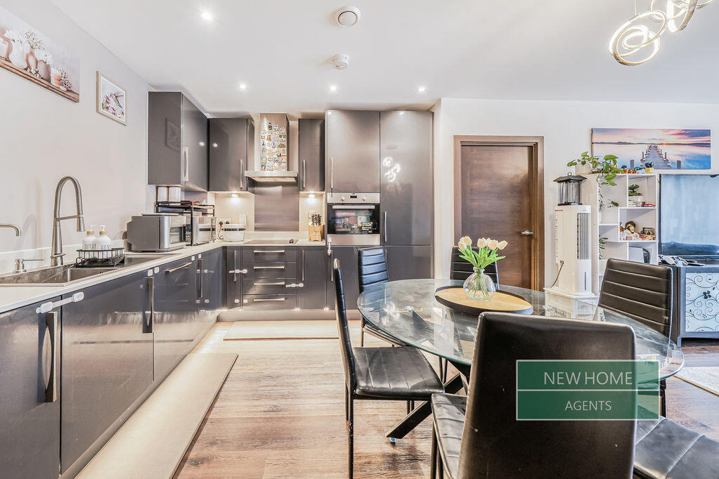 Apartment in Southend-on-Sea - More