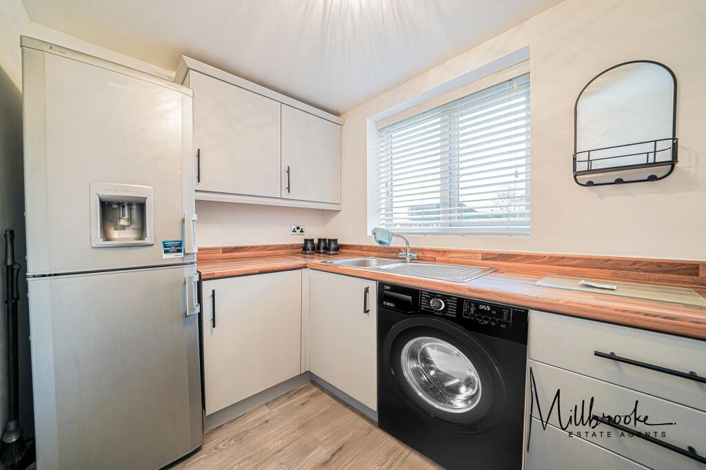 Apartment in Leigh, Bedford - View 5