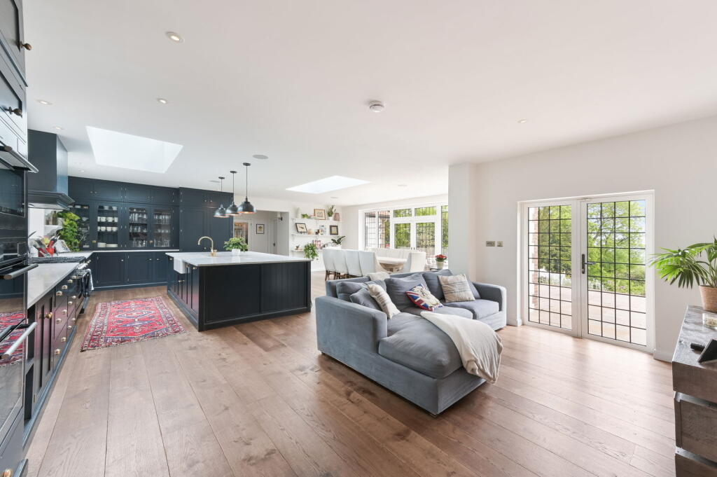 The Ridge, Woldingham, CR3 7AH photo 2