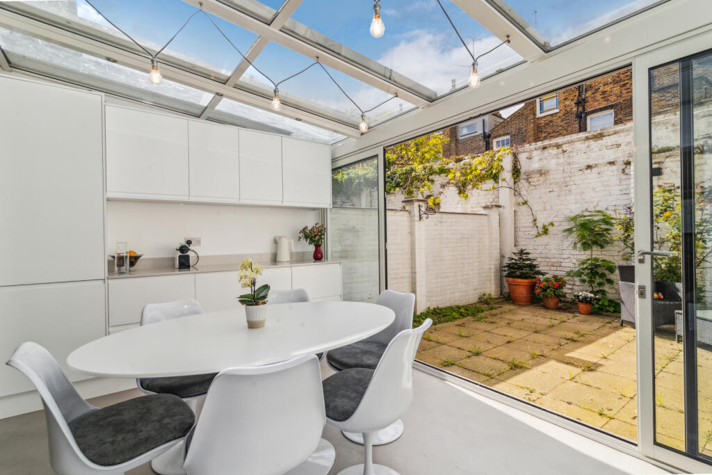3 bedroom end of terrace house for rent
