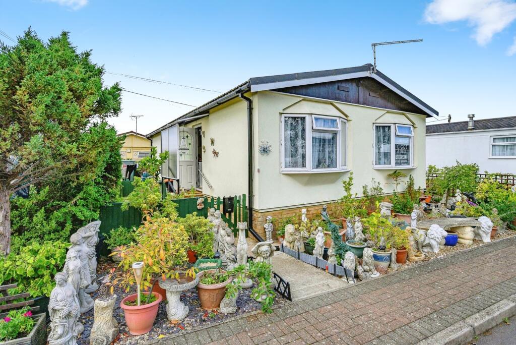 2-bed caravan on Little Meadow, Woodside Home Park, Woodside, Luton, LU1, £140,000